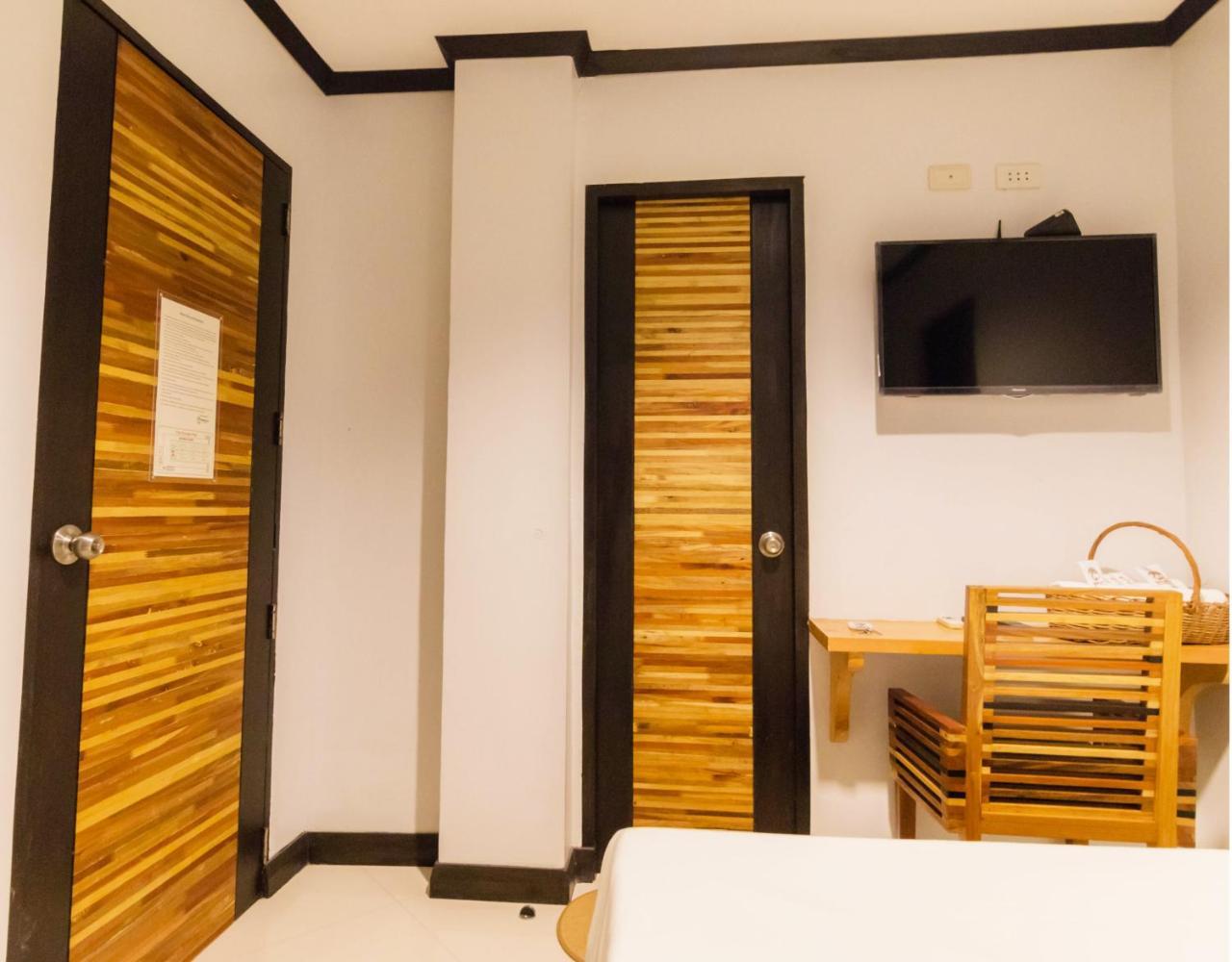 Mahogany Tourist Inn Баколод Экстерьер фото